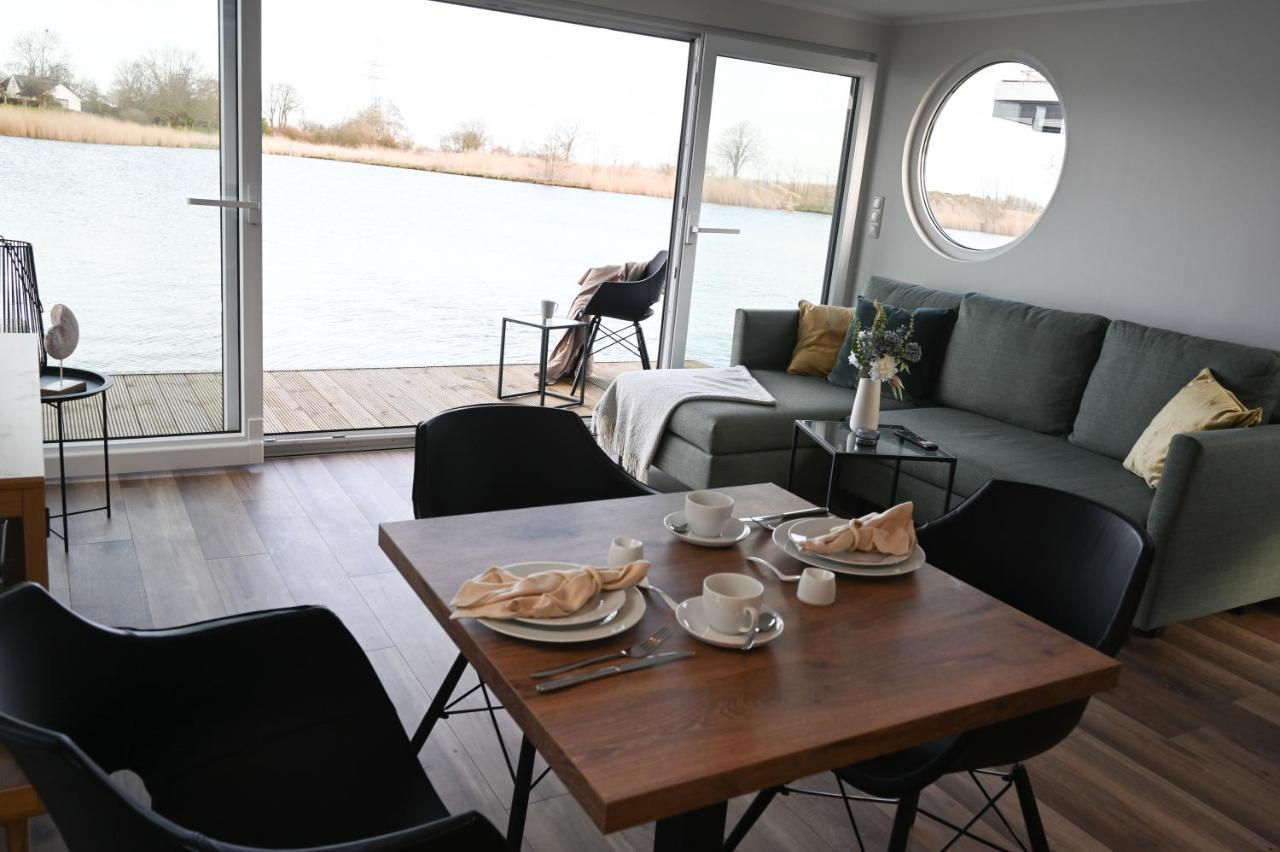 Hausboot Kajuete Am Nixensteg Am Wangermeer Mit Hund Schillig Buitenkant foto